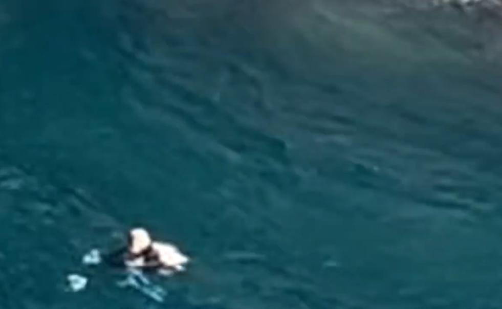 楊先生開始體力不支,就快捉不住女子,情急之下只好用口咬住女子的頭髮。(微博)