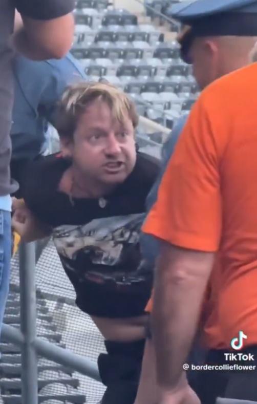 男子並不配合,最終他由3人合力強行抬離現場。(X)