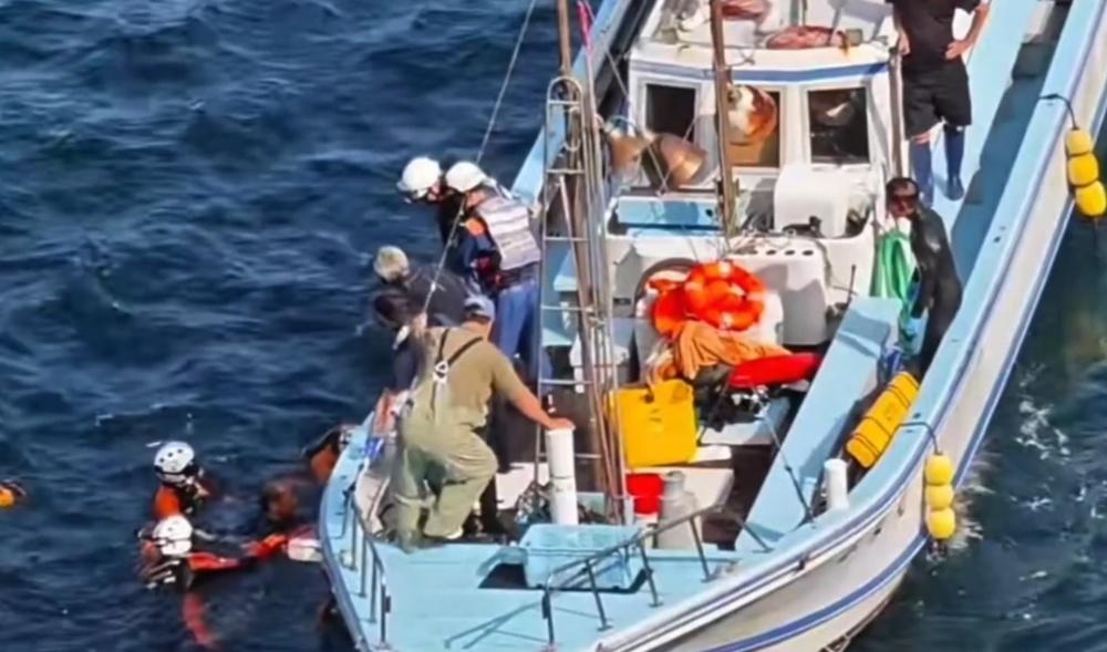 二人在隨後趕來的當地救援人員救上船,送院治理。(微博)