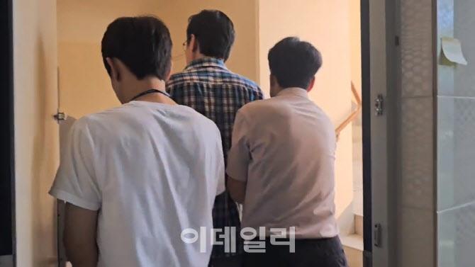 首爾警方遂以嫌疑人身分傳召A先生接受詢問,他卻置之不理,於是警方發出逮捕令將他逮捕。(YouTube)