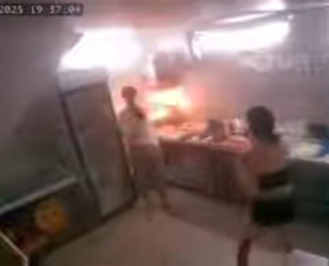 兩名女員工一人拿著一大杯水要滅火,另一人則拿著手機記錄過程。(IG)