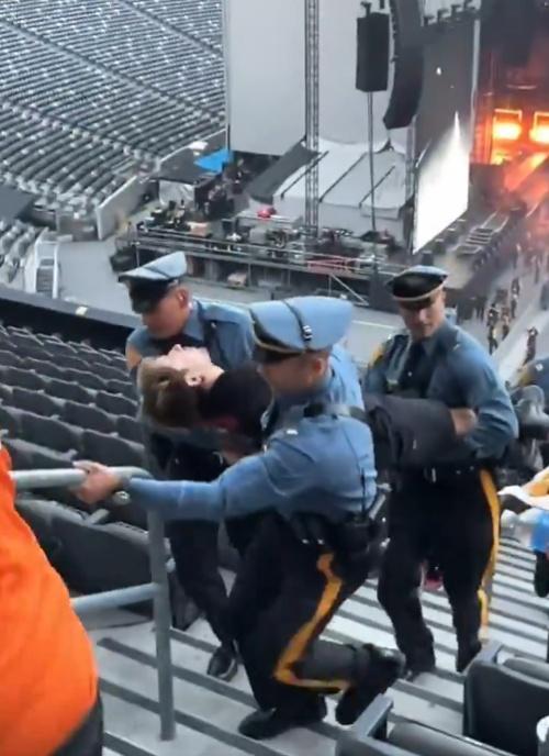 男子並不配合,最終他由3人合力強行抬離現場。(X)