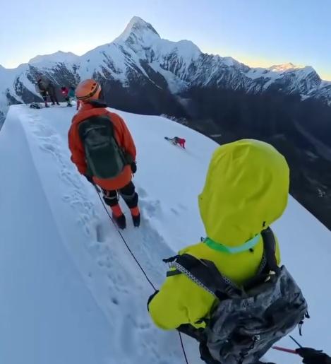 紅衣男試圖穩住身子、站起,但滑落速度太快,他就在眾目睽睽滑倒墮崖。(IG)