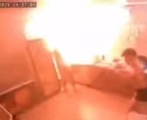 女員工將水淋到起火的油鍋裡,巨大火球隨即冒起,火勢隨之擴散。(IG)