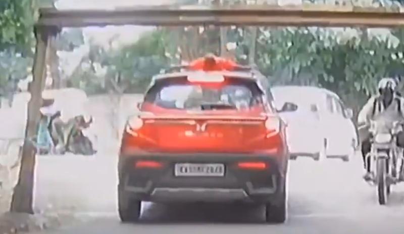 男童隨即倒下,惟後腦又撞到車頂,之後退回車廂。(X)