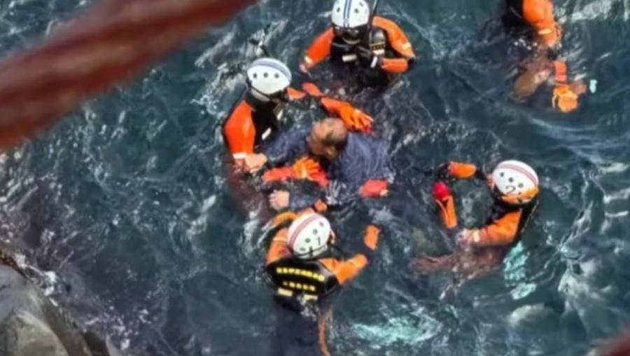 二人在隨後趕來的當地救援人員救上船,送院治理。(微博)