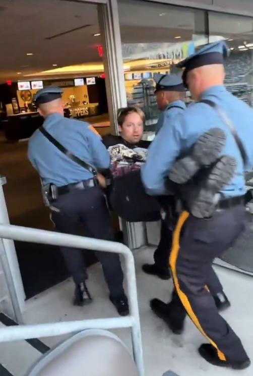 男子並不配合,最終他由3人合力強行抬離現場。(X)