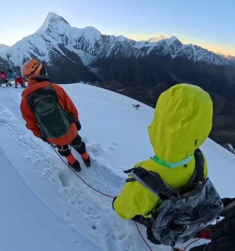 紅衣男試圖穩住身子、站起,但滑落速度太快,他就在眾目睽睽滑倒墮崖。(IG)