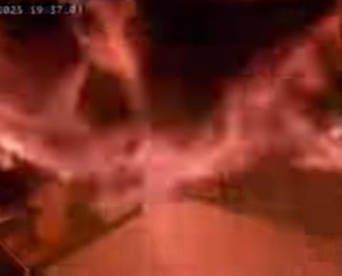 女員工將水淋到起火的油鍋裡,巨大火球隨即冒起,火勢隨之擴散。(IG)