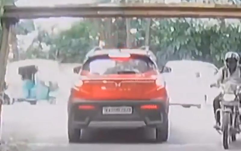 男童隨即倒下,惟後腦又撞到車頂,之後退回車廂。(X)