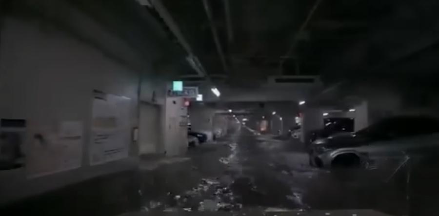 50歲的男子冒著風險趕回停車場,當時水深已經淹至膝蓋。(YouTube)