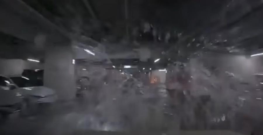 50歲的男子冒著風險趕回停車場,當時水深已經淹至膝蓋。(YouTube)