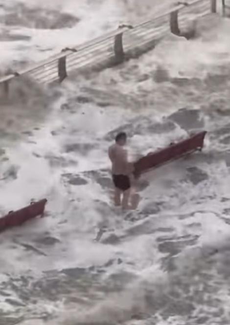 男子徘徊一段時間,幸安全離開。(FB/將軍澳主場)