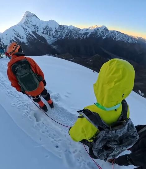 紅衣男試圖穩住身子、站起,但滑落速度太快,他就在眾目睽睽滑倒墮崖。(IG)