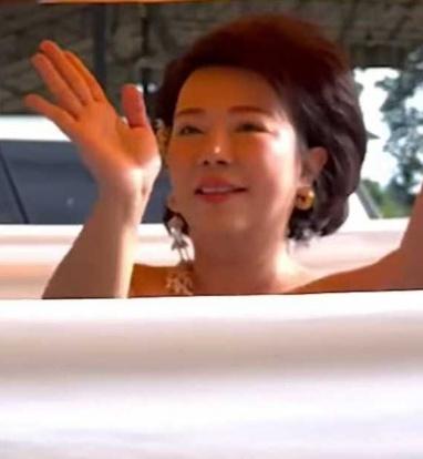 Amarat擺出多個優美動作進行裸舞儀式,她的四周拉上白布遮擋身體,但香肩清淅可見。(FB)