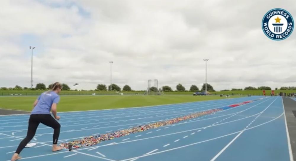 超狂媽媽挑戰赤腳跑畢由樂高積木鋪成的100米長賽道。(YouTube)