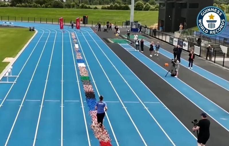 Gabrielle腳下的賽道撲滿了凹凸不平、大小不同的樂高積木。(YouTube)