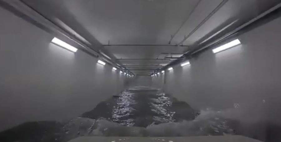 男子僅僅花費約1分半鐘的時間便駛出地下停車場,成功平安脫困。(YouTube)