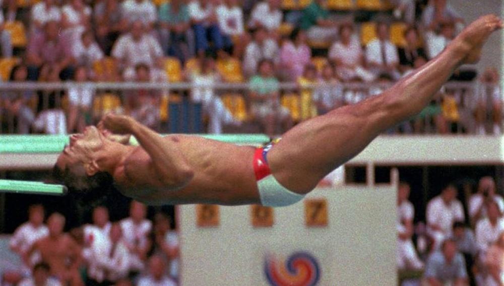 1988年,盧根尼斯在奧運前已診斷出HIV陽性,但對外界保密,他在3米跳板預賽中,頭部撞擊跳板導致腦震盪和頭皮撕裂傷。(網上圖片)
