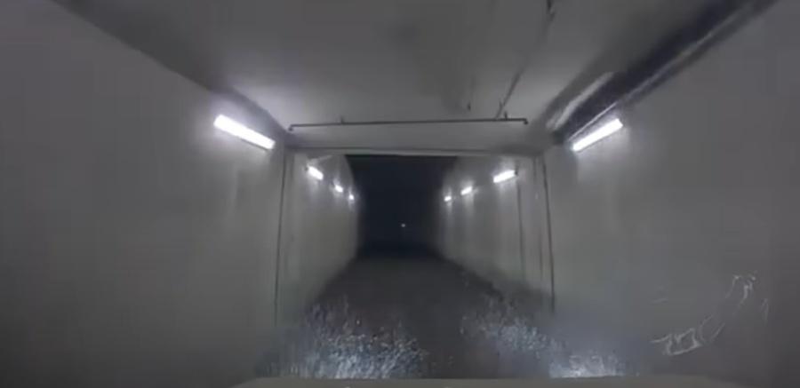 男子僅僅花費約1分半鐘的時間便駛出地下停車場,成功平安脫困。(YouTube)