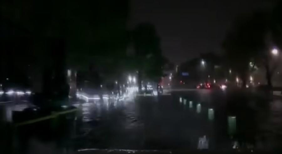 男子僅僅花費約1分半鐘的時間便駛出地下停車場,成功平安脫困。(YouTube)