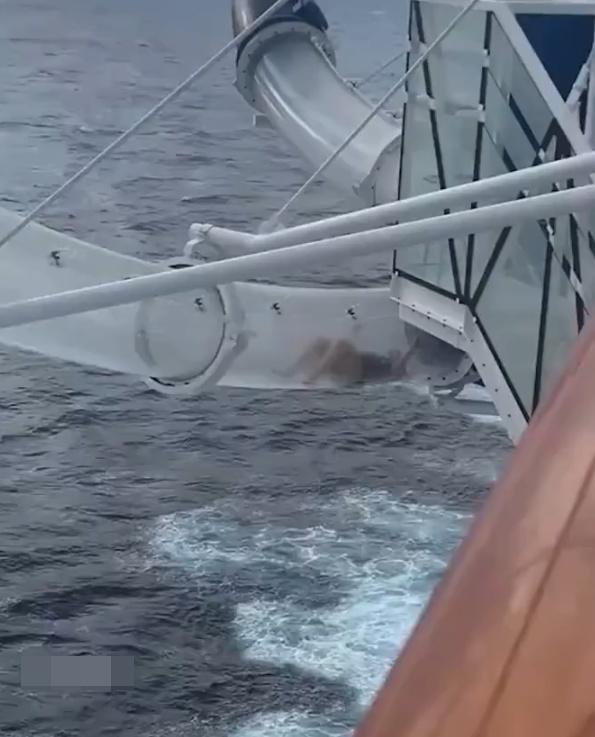 她的下方正是波濤洶湧的海面。(X)