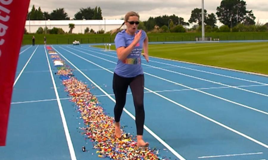 Gabrielle腳下的賽道撲滿了凹凸不平、大小不同的樂高積木。(YouTube)