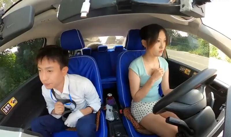 女考生為免春光外洩,不斷調整衣領。(微博)