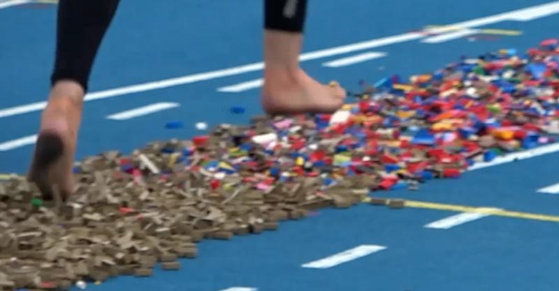 她跑過的積木都被濺起。(YouTube)