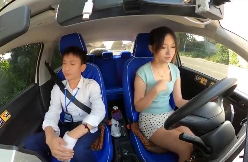 女考生為免春光外洩,不斷調整衣領。(微博)