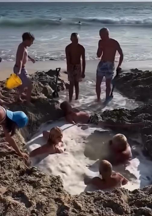 一陣海水沖進沙坑中,海沙隨即將2男童大半個身子淹沒,二人僅露出肩膀及頭部,動彈不得。(X)