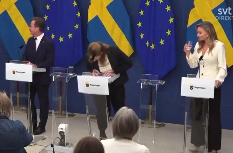 Lann正站在官員旁邊時,突然向前跌倒。(X)