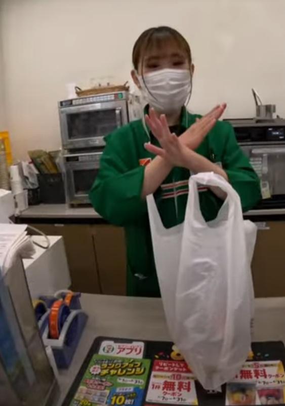 店員示意不幫忙翻熱後,他至少兩次向店員說出疑似日文「笨蛋混帳」,聲稱是「雙語言感謝」。(YouTube)