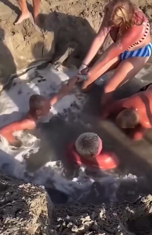 一陣海水沖進沙坑中,海沙隨即將2男童大半個身子淹沒,二人僅露出肩膀及頭部,動彈不得。(X)