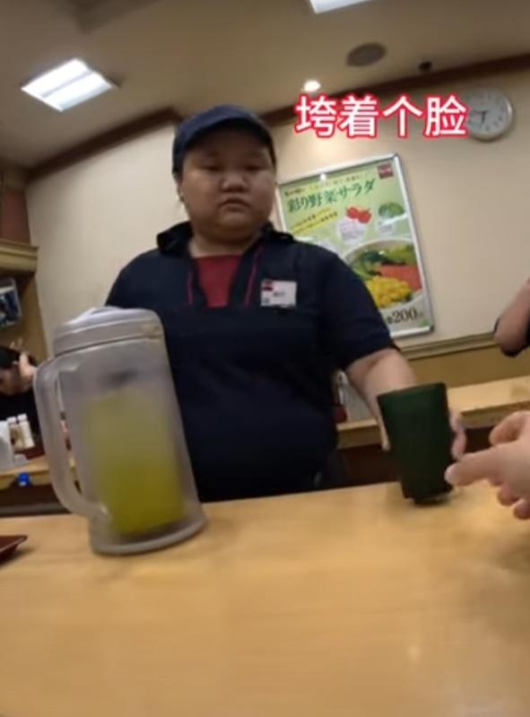 他向店員要了一隻杯,之後開始飲店內的免費茶水,最終沒點餐就離開。(YouTube)
