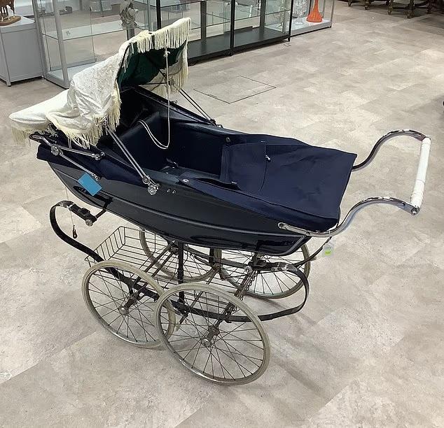 報道指,該嬰兒車來自英國漢普郡的海克利爾城堡(Highclere Castle),該地多年來靈異事件頻傳。(X)