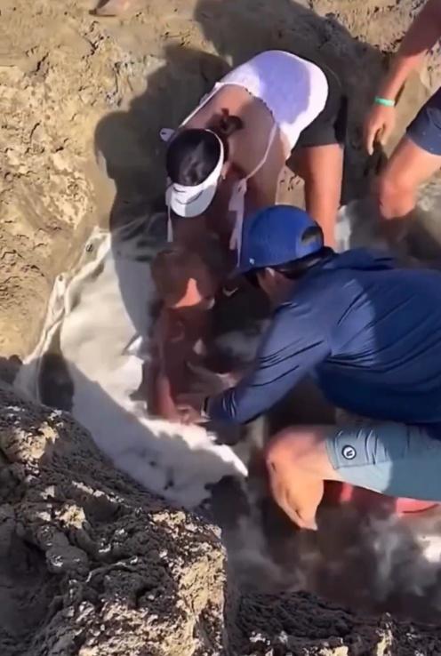 有人拼命挖沙,有人將沙坑的水倒出去,亦有人將旁邊的沙堆成沙牆,阻擋海水繼續湧入沙坑。(X)