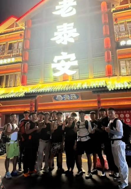 兩位女子為登泰山,花了將近3萬元人民幣(下同),請來24名年輕男子陪爬山。(微博)