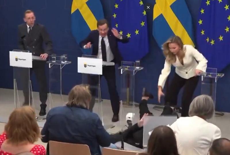 瑞典副首相Ebba Busch立刻衝上前救助,克里斯特松的反應顯得不知所措。(X)