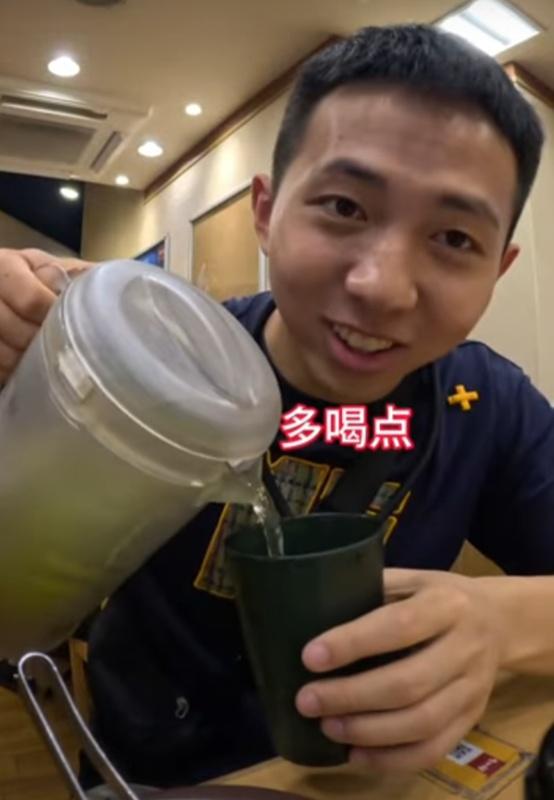 他向店員要了一隻杯,之後開始飲店內的免費茶水,最終沒點餐就離開。(YouTube)