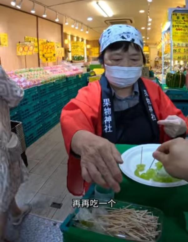 他卻疑似未有意會,自行拉開保鮮膜一邊嘻嘻哈哈,以日文稱「多謝」,一邊繼續取葡萄吃。(YouTube)