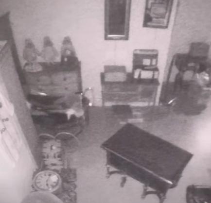 一架藍色老式嬰兒車緩慢地朝著空無一人的房門前進,整個過程持續近10分鐘。(X)