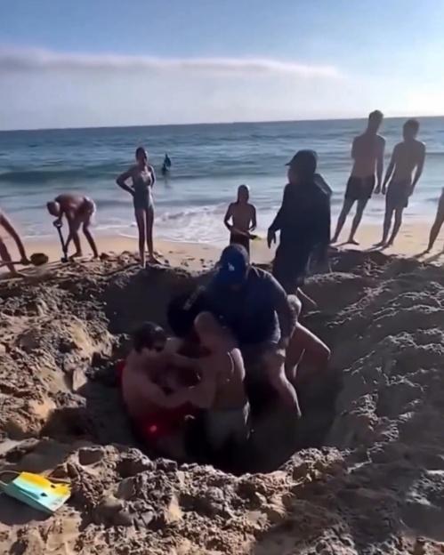 幸慶海浪沒有再湧入沙坑,沙坑的水亦幾乎乾了,2名孩童終於被拖拉出來。(X)