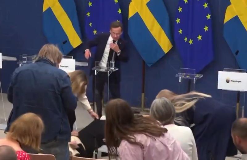 Lann撞上透明的講台後倒地,並且頭部著地。(X)