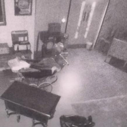 一架藍色老式嬰兒車緩慢地朝著空無一人的房門前進,整個過程持續近10分鐘。(X)