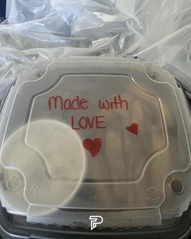 餐盒外面用簽名筆寫下「用愛做的」(made with LOVE),收據背後還有員工們的留言慰問。(FB)