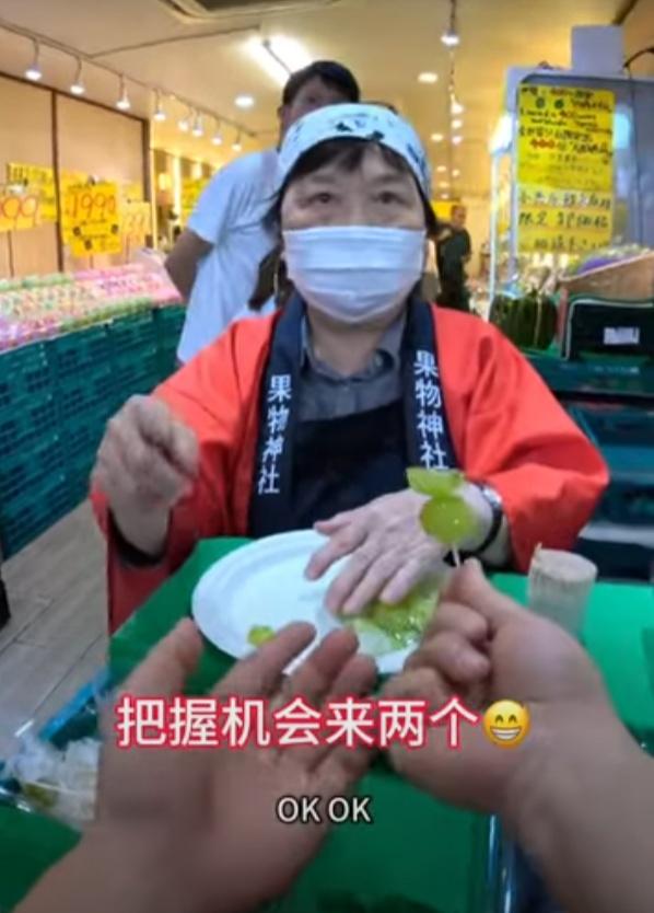 他卻疑似未有意會,自行拉開保鮮膜一邊嘻嘻哈哈,以日文稱「多謝」,一邊繼續取葡萄吃。(YouTube)
