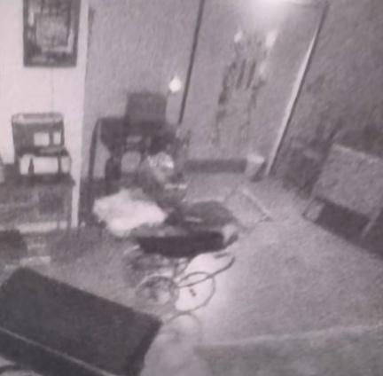 期間嬰兒車數度停下又重新啟動,彷彿被某種無形力量驅動。(X)