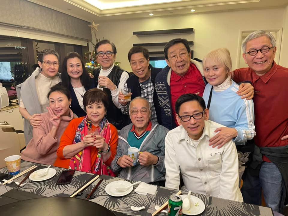 93歲的胡楓老當益壯,近年經常相約姜大衛夫婦及其他圈中好友飯局。