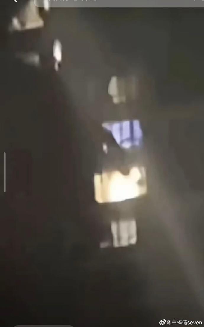 內地網民稱黑影是于朦朧,疑被人倒吊在窗外,而當時更傳來慘叫。